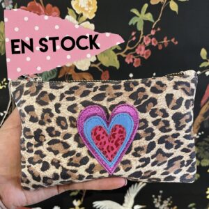 Billetera abundantia de piel reno leopardo, fondo arena